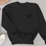 schwarzer Sweater für Papa personalisiert mit Kindernamen zum Vatertag von Love & Faith