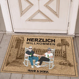 Personalisierte Fußmatte 70x50cm Herzlich willkommen - Paar sitzt auf Veranda - von Love & Faith