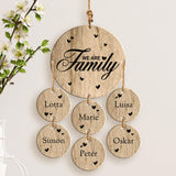 Gravierter Eichen Holzaufhänger mit 6 Namen und "We are Family"-Spruch – personalisiertes Geschenk von Love & Faith