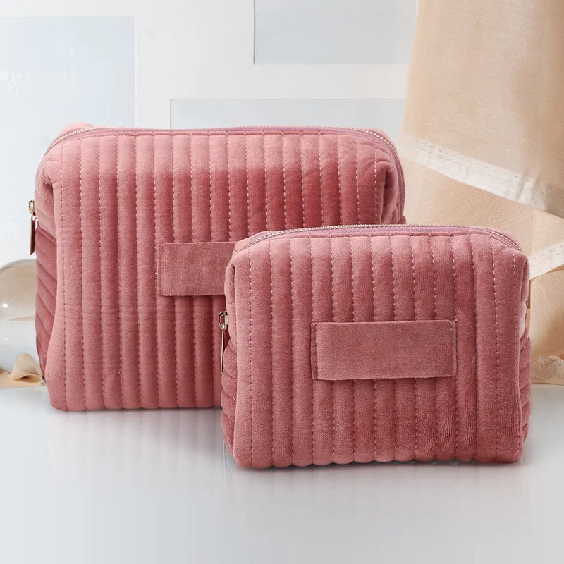 Samtkosmetiktasche Größenvergleich personalisiert bedruckt von Love & Faith