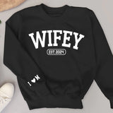 Wifey - Personalisierter Premium Sweater für Ehefrauen mit Initialen