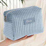 Himmelblaue Samtkosmetiktasche mit eigenem Namen in Silber personalisiert bedruckt von Love & Faith