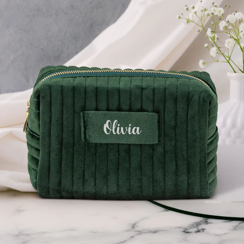 Smaragdgrüne Samtkosmetiktasche mit eigenem Namen in Silber personalisiert bedruckt von Love & Faith
