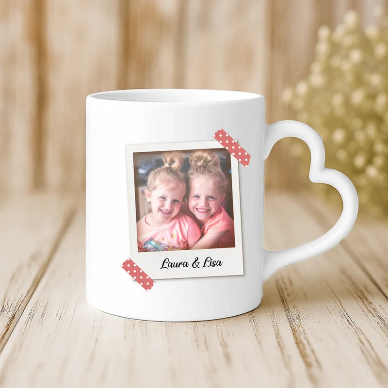 Weiße Tasse mit Herzhenkel und personalisiertem Namen – romantische Geschenkidee von Love & Faith