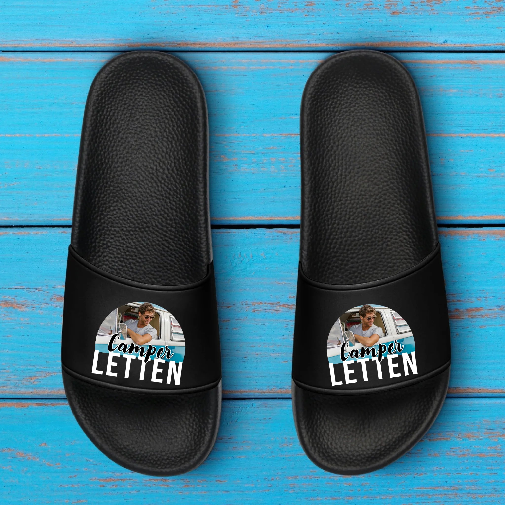 Schwarze Badeschlappen mit Camperletten mit eigenem Namen fürs Camping personalisiert mit Love & Faith