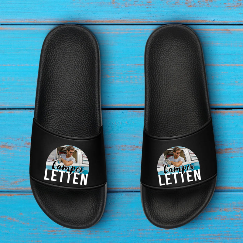Schwarze Badeschlappen mit Camperletten mit eigenem Namen fürs Camping personalisiert mit Love & Faith