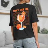 schwarzes T-Shirt Rückenprint mit "They see me aperolin" personalisiertesm Spruch als Sommer Geschenkidee von Love & Faith