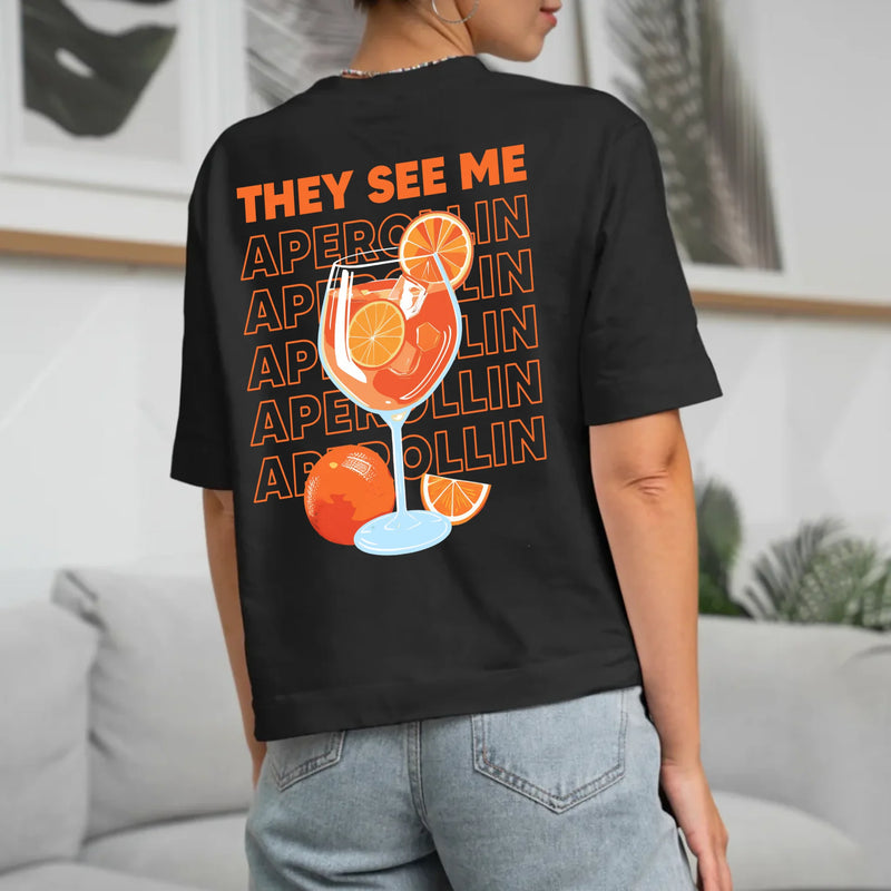 schwarzes T-Shirt Rückenprint mit "They see me aperolin" personalisiertesm Spruch als Sommer Geschenkidee von Love & Faith
