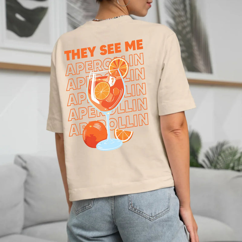 beige T-Shirt Rückenprint mit "They see me aperolin" personalisiertesm Spruch als Sommer Geschenkidee von Love & Faith