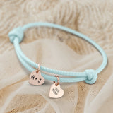 Personalisiertes PU-Lederarmband mit 2 gravierten RoséGold-Herz-Anhängern mit mit Initialen in Mint - gefertigt von Love & Faith