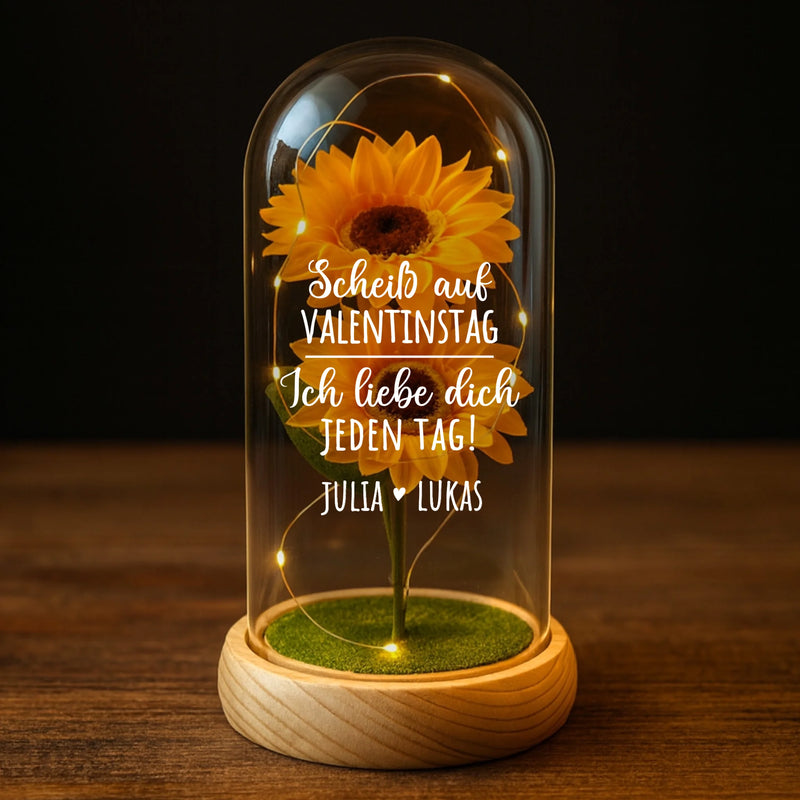 Ewige Sonnenblume "Scheiß auf Valentinstag" in der Glaskuppel mit LED Licht personalisiert als Geschenk für Partner zum Anti-Valentinstag von Love & Faith