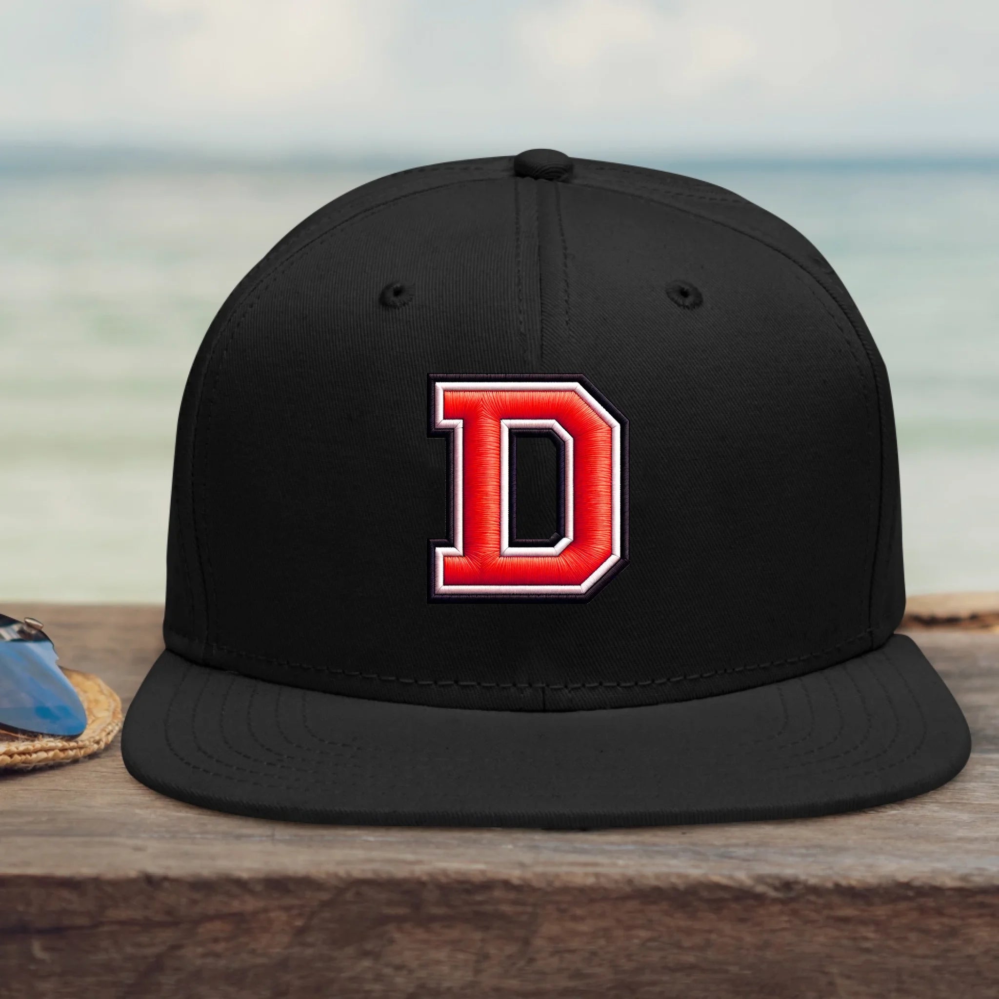 schwarze Snapback Cap mit Initiale personalisiert von Love & Faith