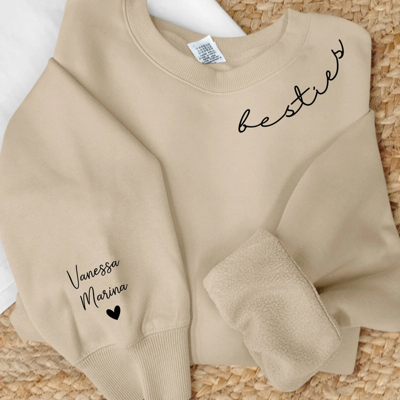Beiger Sweater mit Mama Schriftzug und Kindernamen auf dem Ärmel - Personalisiertes Geschenk von Love & Faith