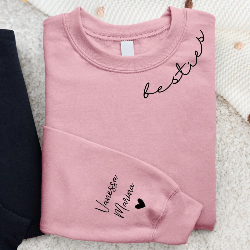 Rosa Pullover mit Mama Schriftzug und Kindernamen auf dem Ärmel - Personalisiertes Geschenk von Love & Faith