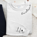 Weißer Pullover mit Mama Schriftzug und Kindernamen auf dem Ärmel - Personalisiertes Geschenk von Love & Faith
