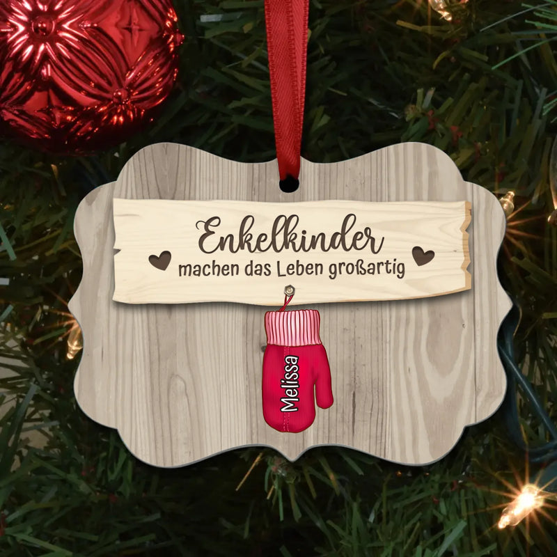 Weihnachtsbaumschmuck mit personalisierten Namen in kleinen Handschuhen gedruckt von Love & Faith