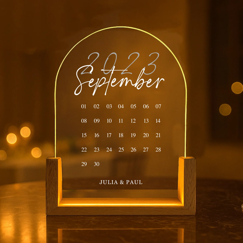 Leuchtender runder LED Aufsteller zum Jahrestag mit Holzsockel als Geschenkidee von Love & Faith