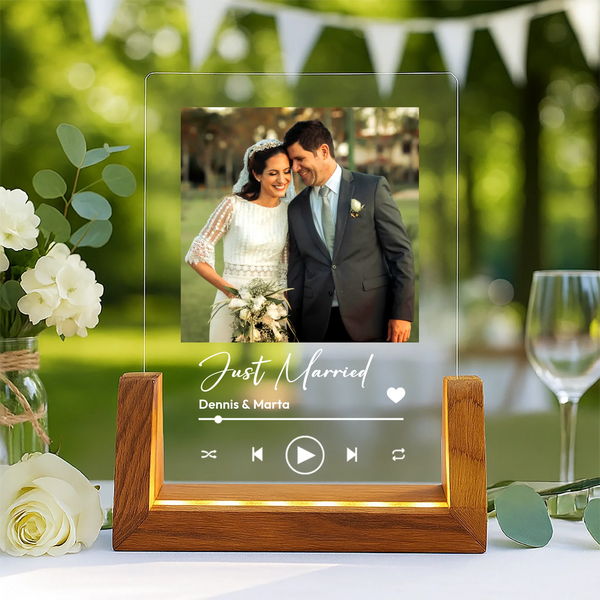 Leuchtender LED Aufsteller zum Jahrestag mit Holzsockel mit eigenem Foto als Geschenkidee von Love & Faith