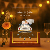 Leuchtender LED Aufsteller zum Jahrestag mit Holzsockel mit Illustration vom Brautpaar als Geschenkidee von Love & Faith