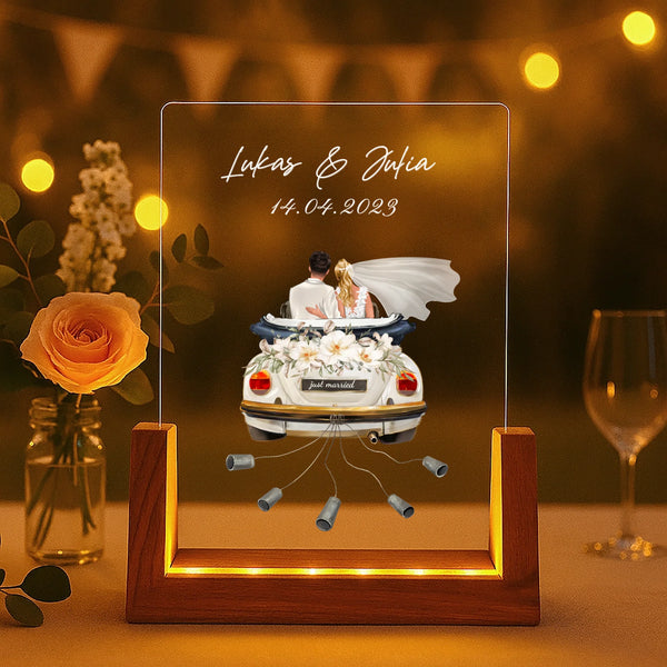 Leuchtender LED Aufsteller zum Jahrestag mit Holzsockel mit Illustration vom Brautpaar als Geschenkidee von Love & Faith