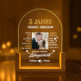 Leuchtender LED Aufsteller zum Jahrestag mit Holzsockel mit Foto vom Brautpaar als Geschenkidee von Love & Faith