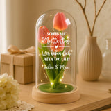 Ewige Tulpe "Zum Muttertag" in der Glaskuppel mit LED Licht personalisiert als Geschenk für Mama von Love & Faith