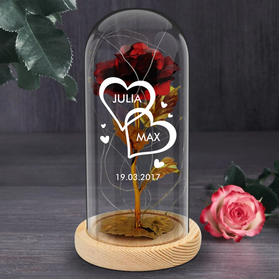 Ewige Rose mit Namen als Partnergeschenk in der Glaskuppel mit LED Licht personalisiert von Love & Faith
