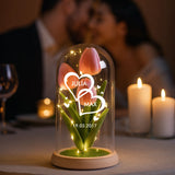 Ewige Tulpe mit Namen als Partnergeschenk in der Glaskuppel mit LED Licht personalisiert von Love & Faith