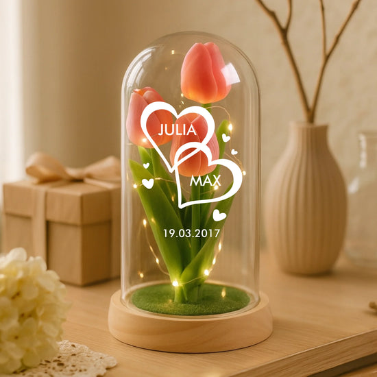 Ewige Tulpe mit Namen als Partnergeschenk in der Glaskuppel mit LED Licht personalisiert von Love & Faith