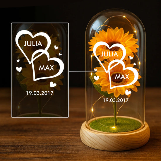 Ewige Sonnenblume mit Namen als Partnergeschenk in der Glaskuppel mit LED Licht personalisiert von Love & Faith