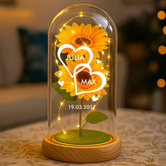 Ewige Sonnenblume mit Namen als Partnergeschenk in der Glaskuppel mit LED Licht personalisiert von Love & Faith
