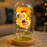 Ewige Sonnenblume mit Namen als Partnergeschenk in der Glaskuppel mit LED Licht personalisiert von Love & Faith