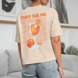 beige T-Shirt Rückenprint mit "They see me aperolin" personalisiertesm Spruch als Sommer Geschenkidee von Love & Faith