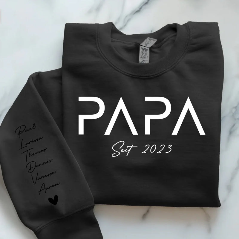 Schwarzer Pullover personalisiert mit Papa und Kindernamen gedruckt zum Vatertag von Love & Faith