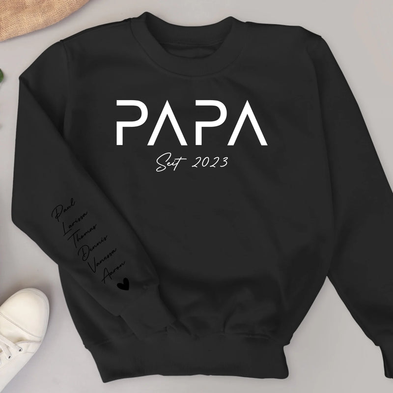 Schwarzer Pullover personalisiert mit Papa und Kindernamen gedruckt zum Vatertag von Love & Faith