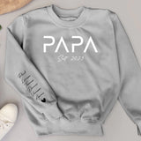 Grauer Pullover personalisiert mit Papa und Kindernamen gedruckt zum Vatertag von Love & Faith