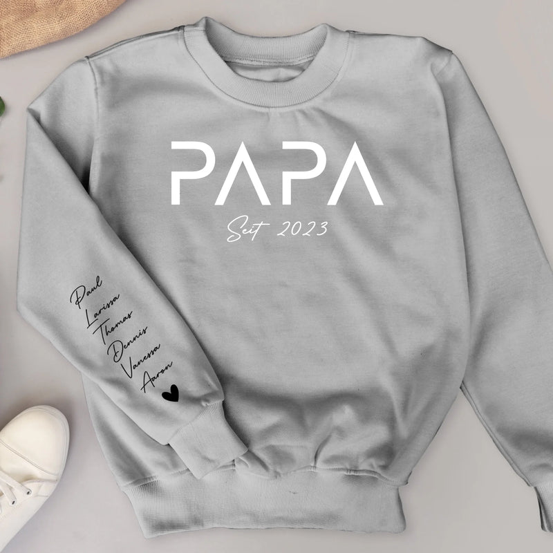 Grauer Pullover personalisiert mit Papa und Kindernamen gedruckt zum Vatertag von Love & Faith