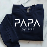 Dunkelblauer Pullover personalisiert mit Papa und Kindernamen gedruckt zum Vatertag von Love & Faith