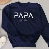 Dunkelblauer Pullover personalisiert mit Papa und Kindernamen gedruckt zum Vatertag von Love & Faith