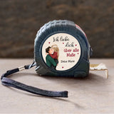 Personalisiertes Maßband mit Pärchenillustration mit Namen als Geschenk für Partner von Love & Faith