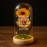 Ewige Sonnenblume "Scheiß auf Valentinstag" in der Glaskuppel mit LED Licht personalisiert als Geschenk für Partner zum Anti-Valentinstag von Love & Faith