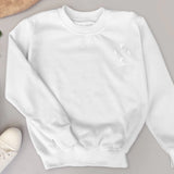 weißer Sweater für Papa mit Kindernamen personalisierte Geschenkidee zum Vatertag von Love & Faith