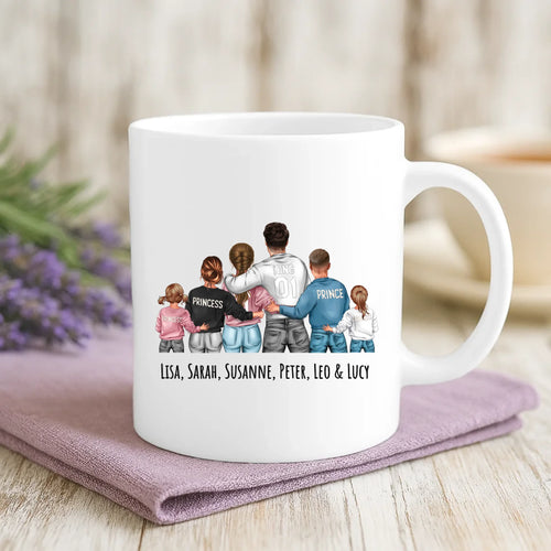 Weiße Tasse zum Muttertag mit personalisierten Zeichnungen und Namen – individuelle Geschenkidee von Love & Faith