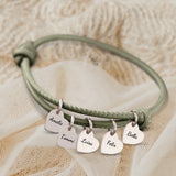 olivgrünes Lederarmband mit Gravur von silber Herzanhängern personalisierte Geschenkidee von Love & Faith