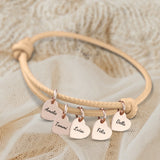 creme Lederarmband mit Gravur von rosé Herzanhängern personalisierte Geschenkidee von Love & Faith