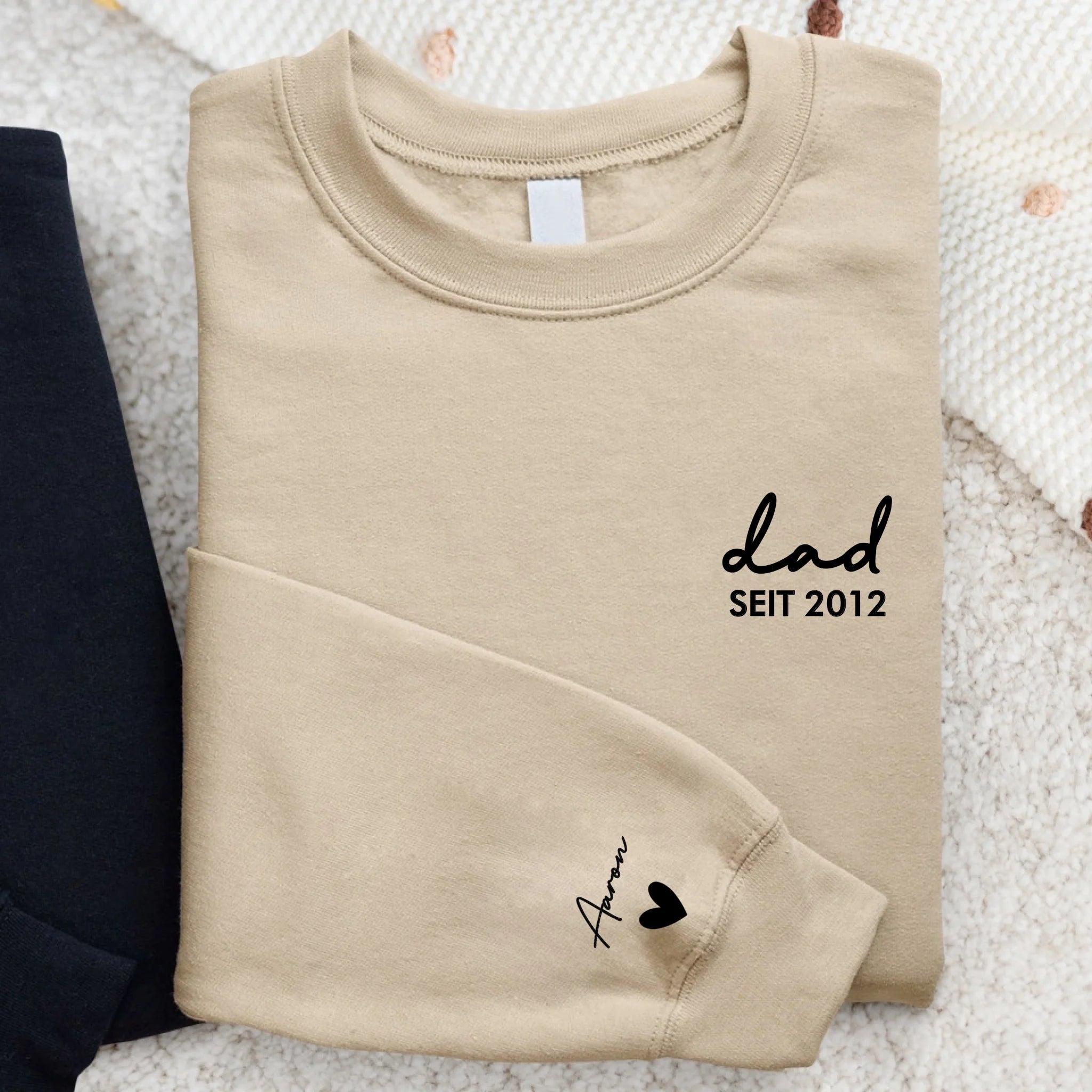 beiger Pullover für Papa personalisiert mit Kindernamen zum Vatertag von Love & Faith
