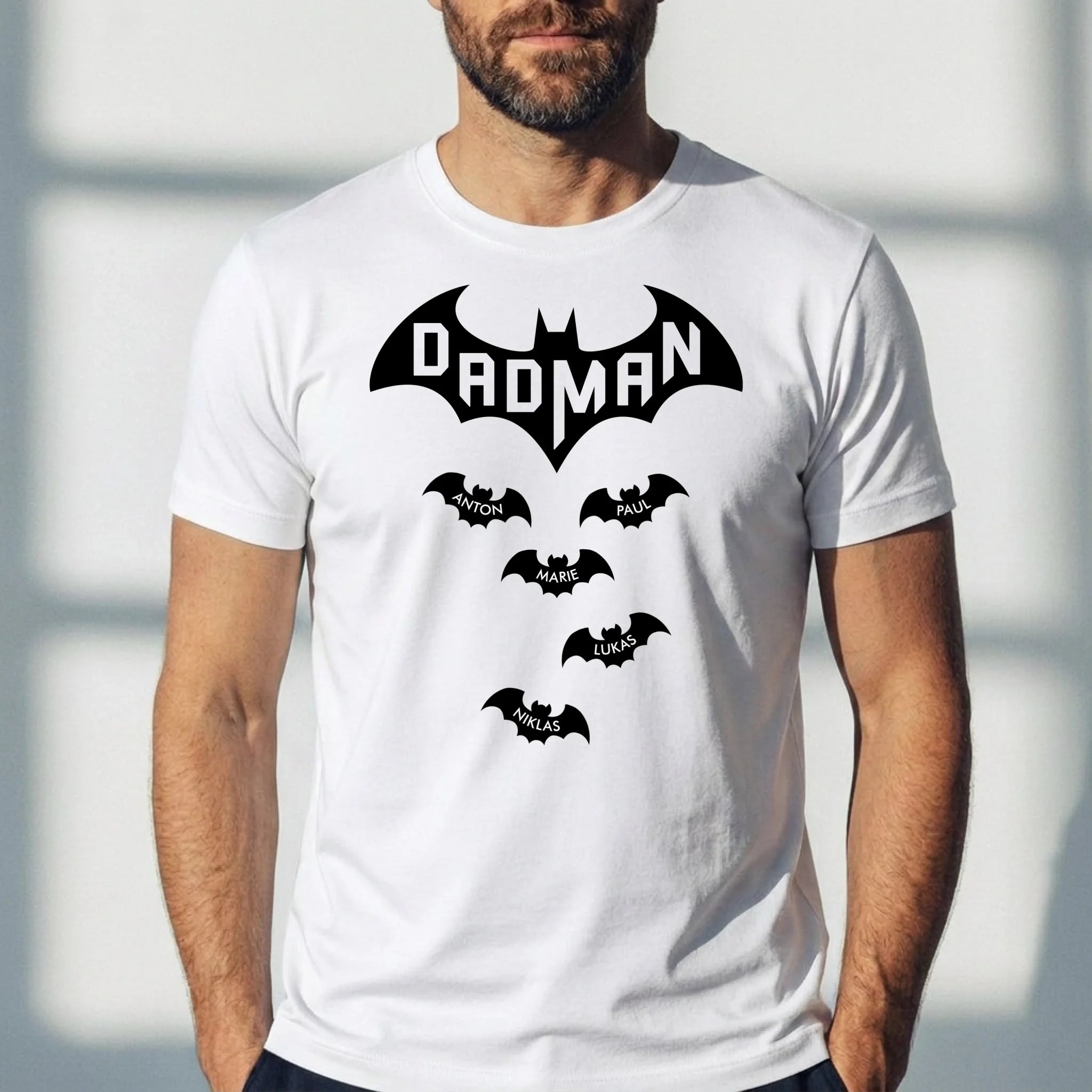 weißes T-Shirt mit DADMAN Schriftzug und Fledermäusen mit Kindernamen als Geschenkidee zum Vatertag von Love & Faith