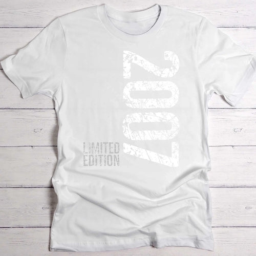 Personalisiertes T-Shirt mit Geburtstag mit Limited Edition in weiß mit eigenem Design gedruckt von Love & Faith