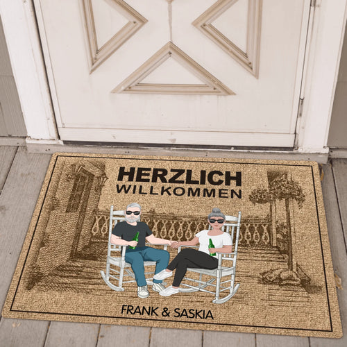 Personalisierte Fußmatte 70x50cm Herzlich willkommen - Paar sitzt auf Veranda - von Love & Faith