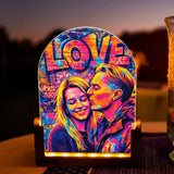 Personalisierter LED Aufsteller für Paare mit Streetart-Effekt Streetart Love – Motiv 3